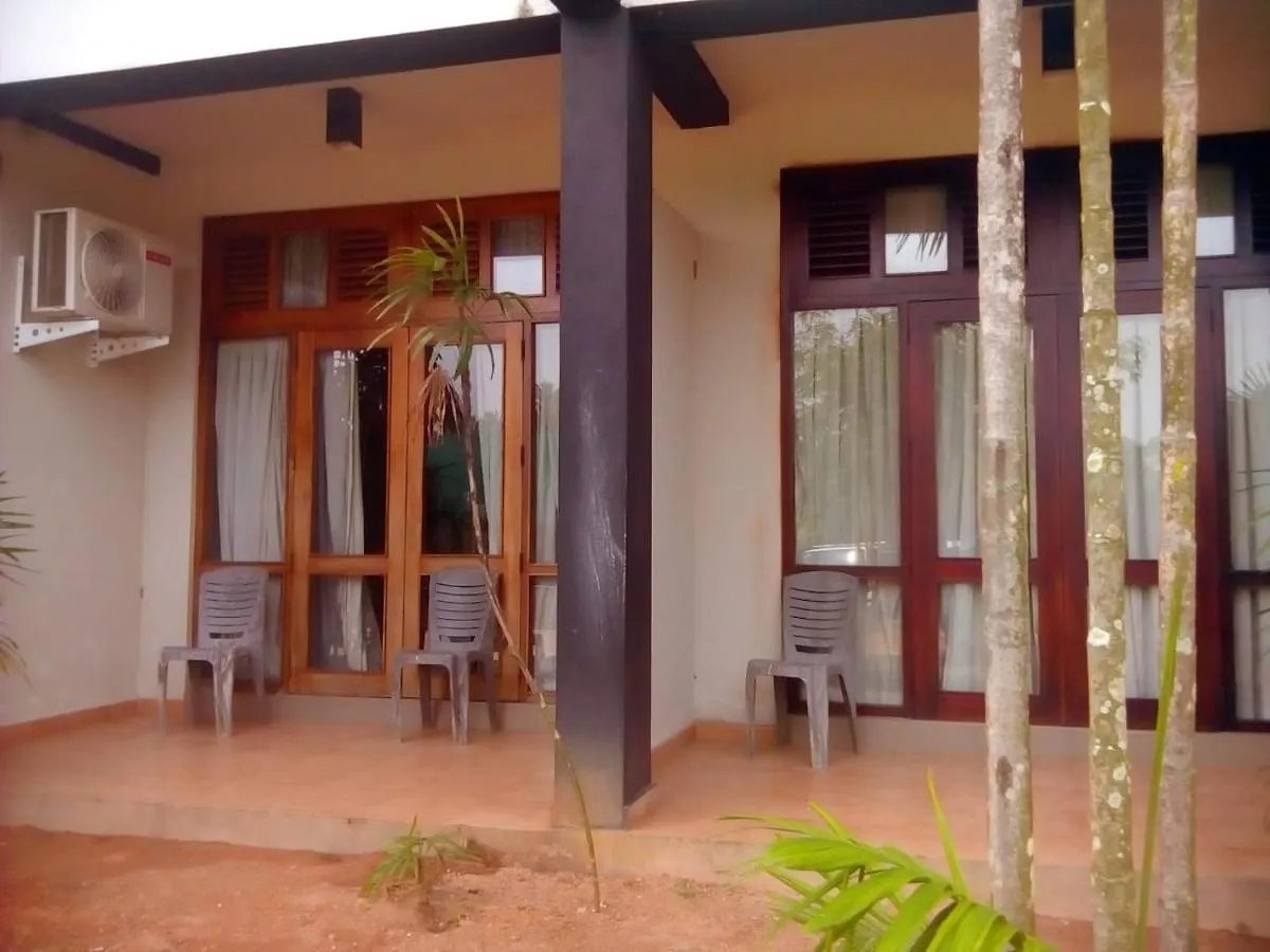 The River Edge Hotel Kaduwela 3*,